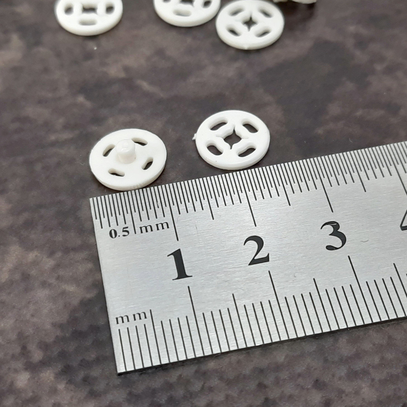 Набір кнопок пришивних пластикових 10 мм білих (6шт)