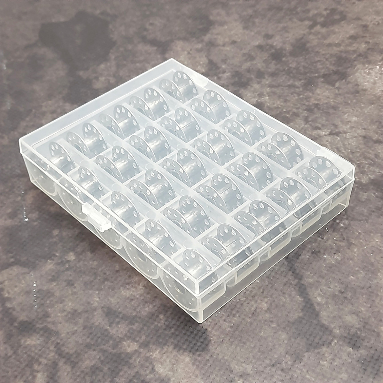 Органайзер з побутовими металевими шпульками