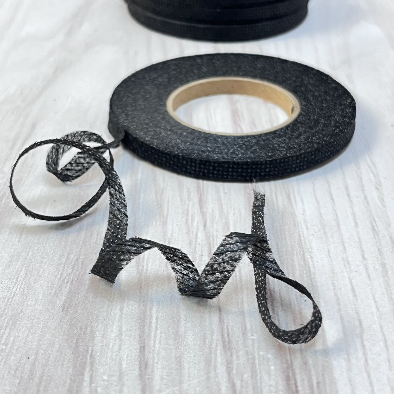 Тасьма клейова ниткопрошивна по косій 8мм, чорна