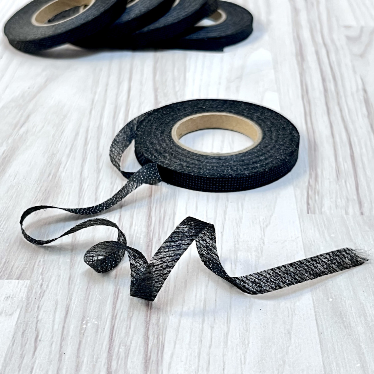 Тасьма клейова ниткопрошивна по косій 8мм, чорна