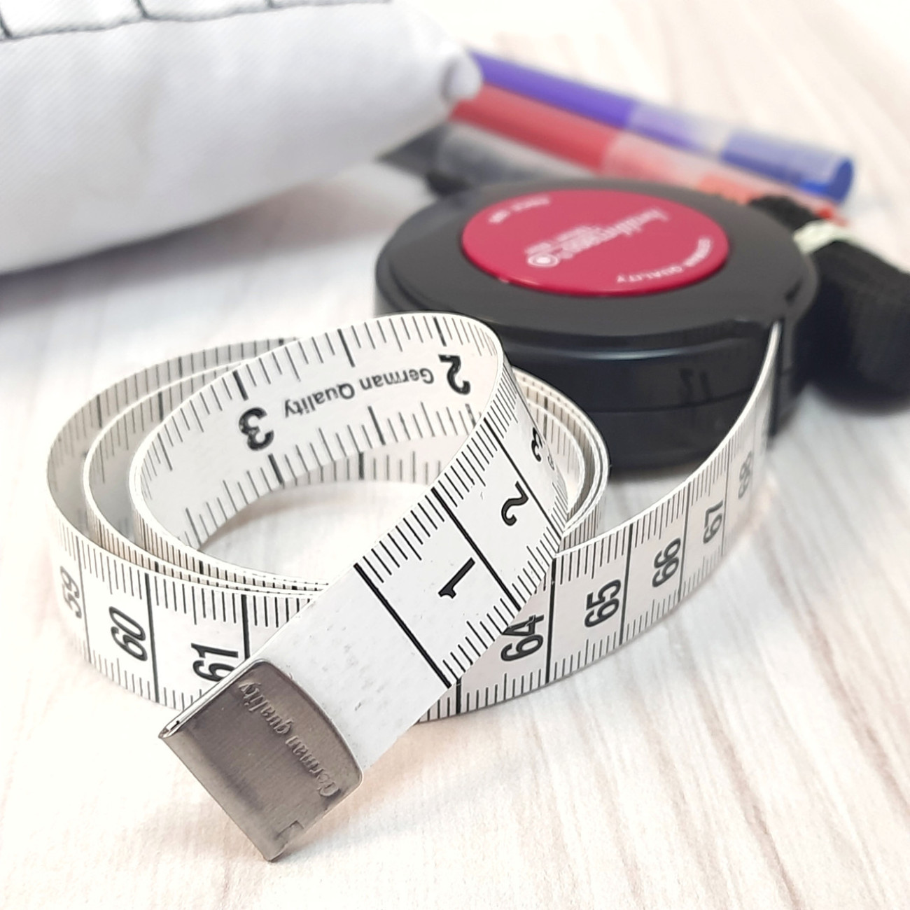 Рулетка, сантиметр кравецький, 150 см, чорна з малиновою серединкою