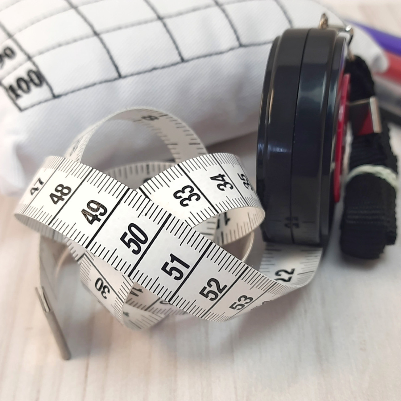 Рулетка, сантиметр кравецький, 150 см, чорна з малиновою серединкою