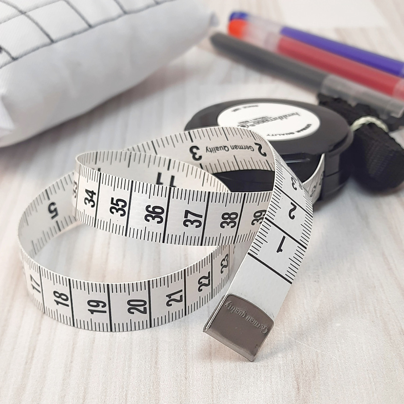 Рулетка, сантиметр кравецький, 150 см, чорна з білою серединкою