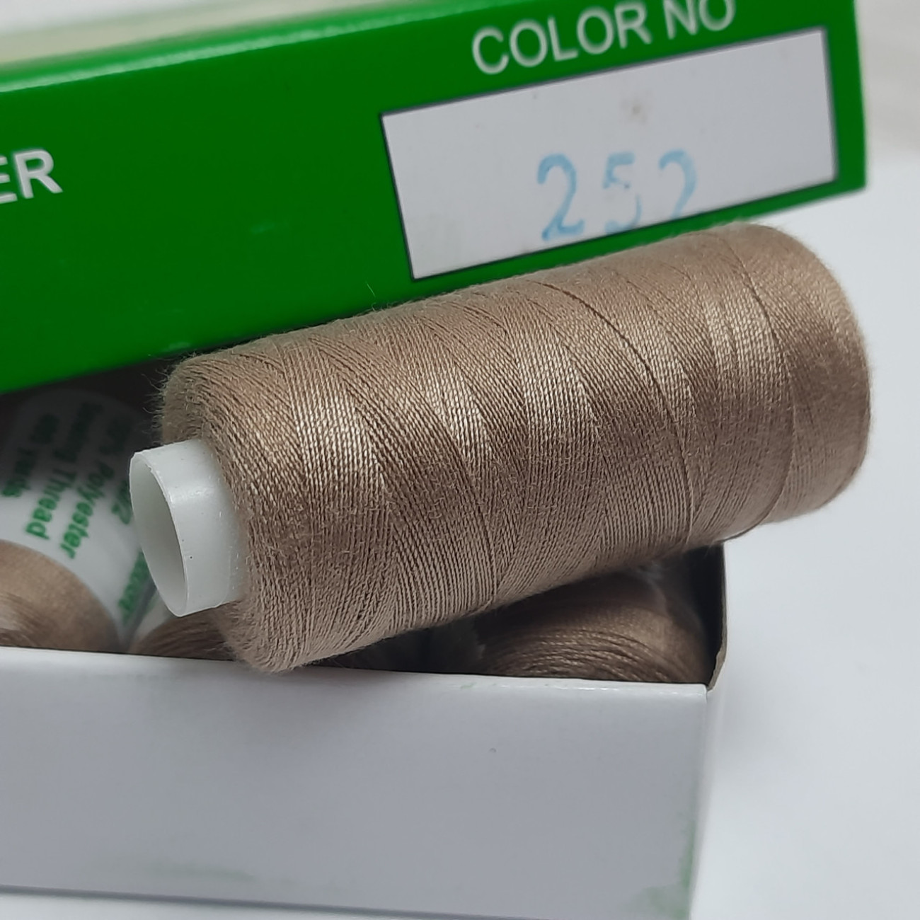 Нитки для шиття Peri 100% поліестер, 40/2, 400Y (№252)