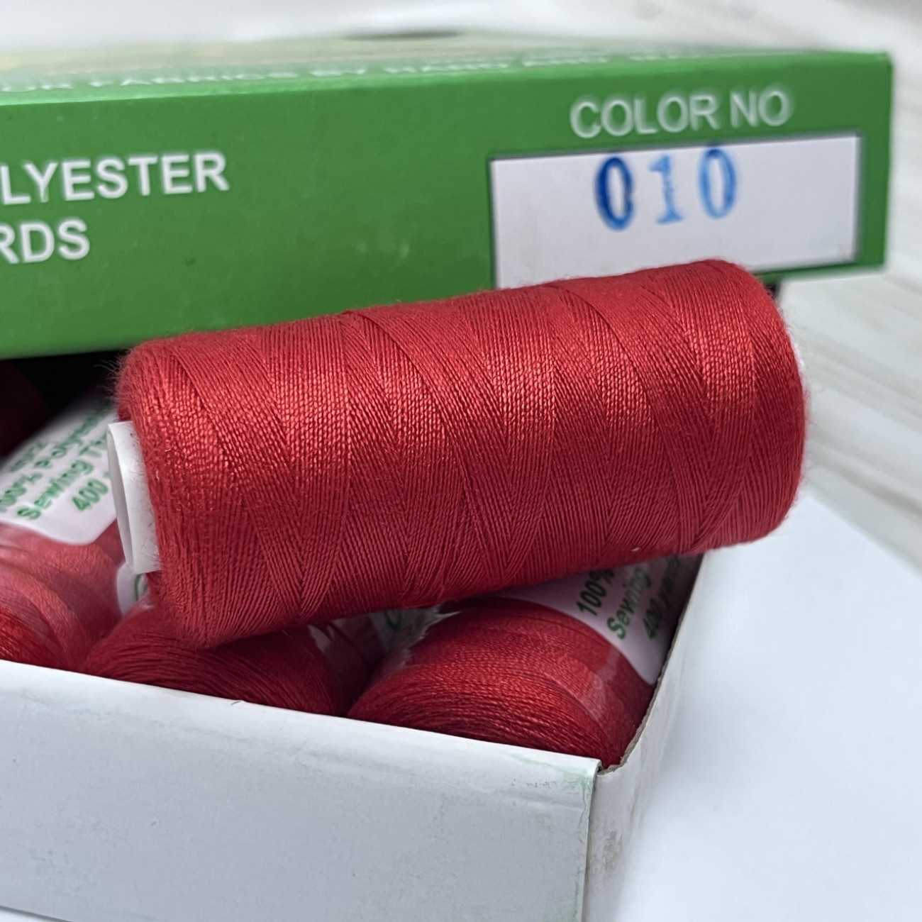 Нитки для шиття Peri 100% поліестер, 40/2, 400Y (№010)