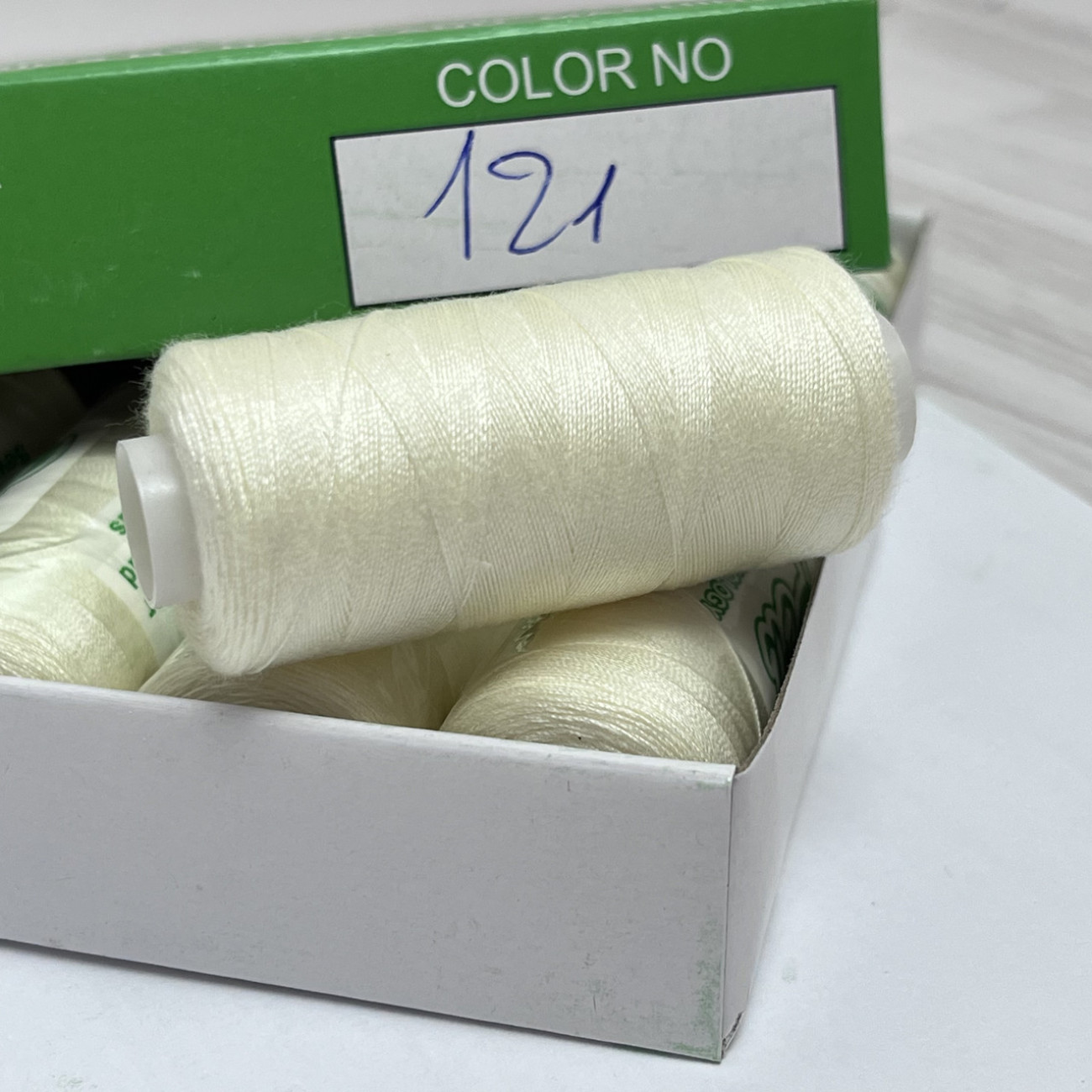 Нитки для шиття Peri 100% поліестер, 40/2, 400Y (№121)