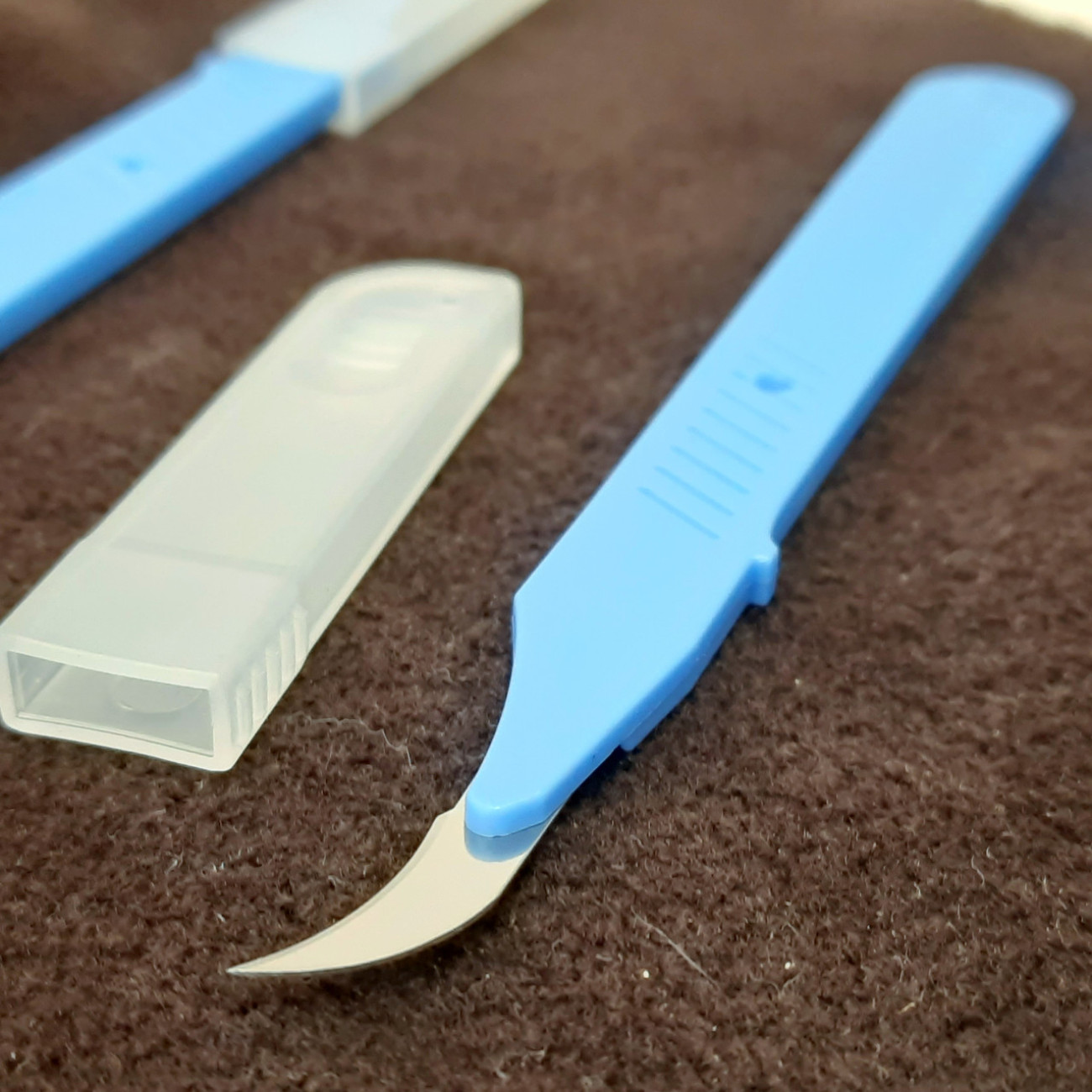 Розпорювач швів вигнутий синій