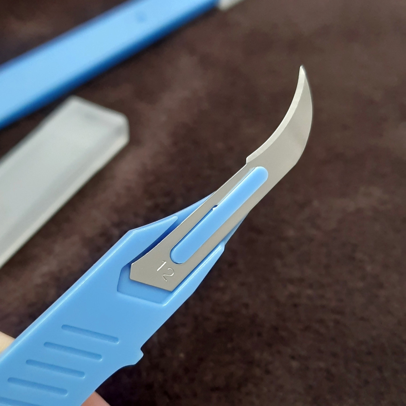 Розпорювач швів вигнутий синій