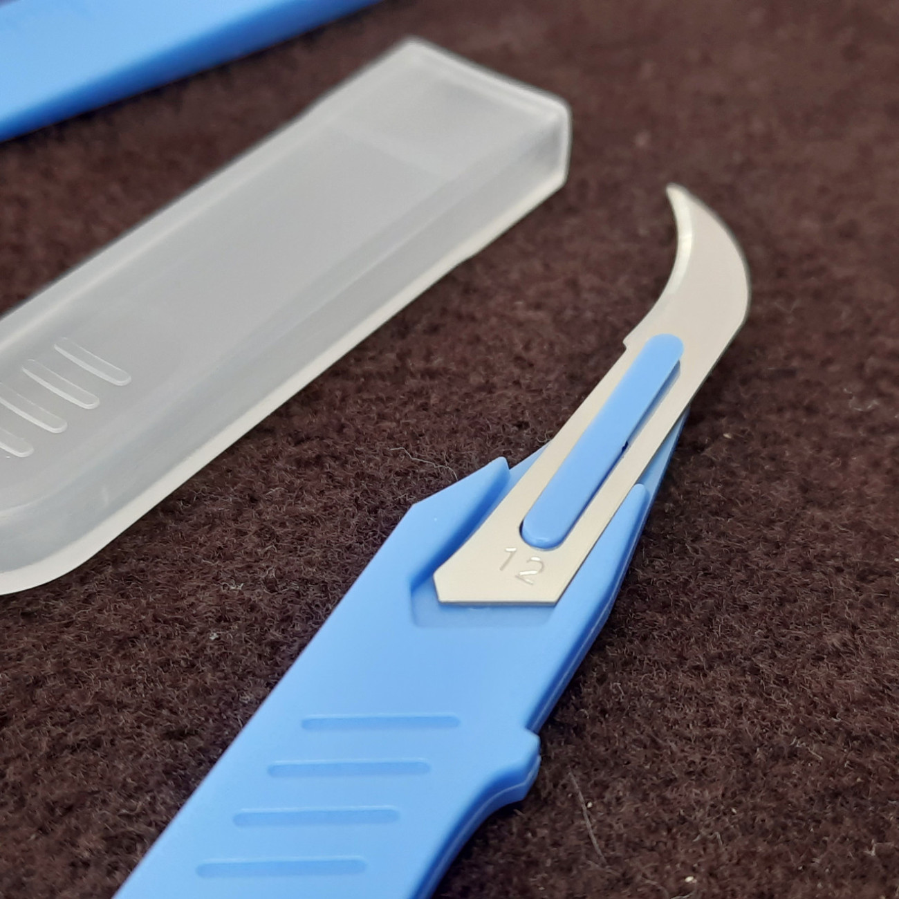 Розпорювач швів вигнутий синій