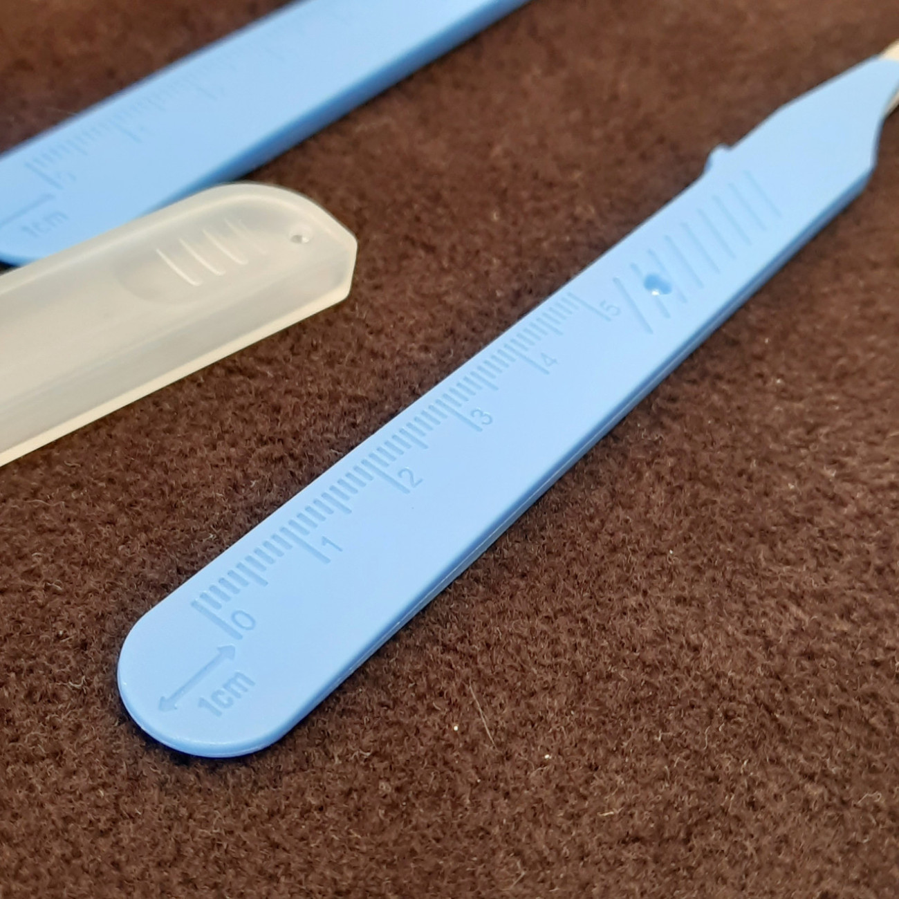 Розпорювач швів вигнутий синій