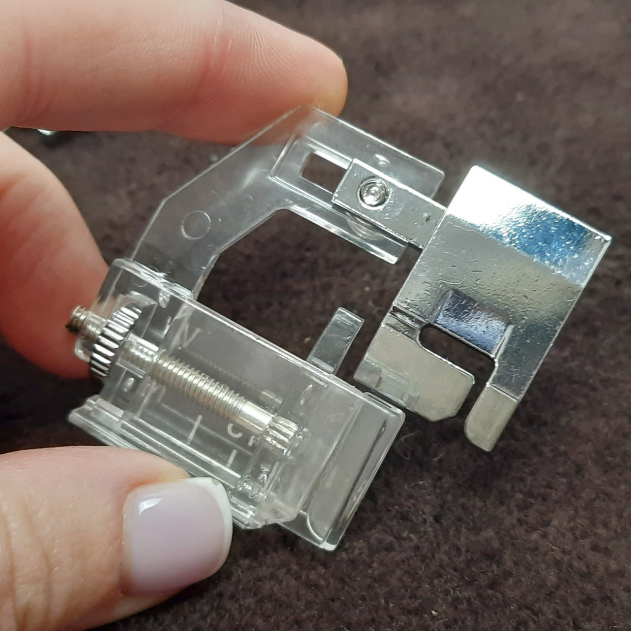 Лапка окантовувач пластиковий для побутових швейних машин