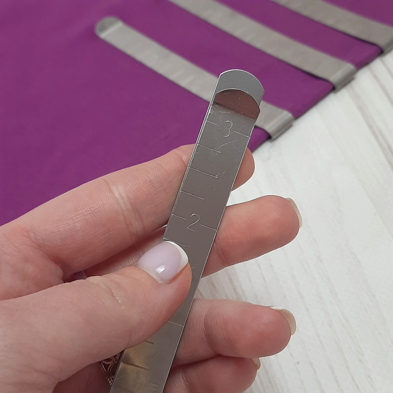 Затискач кравецький з лінійкою