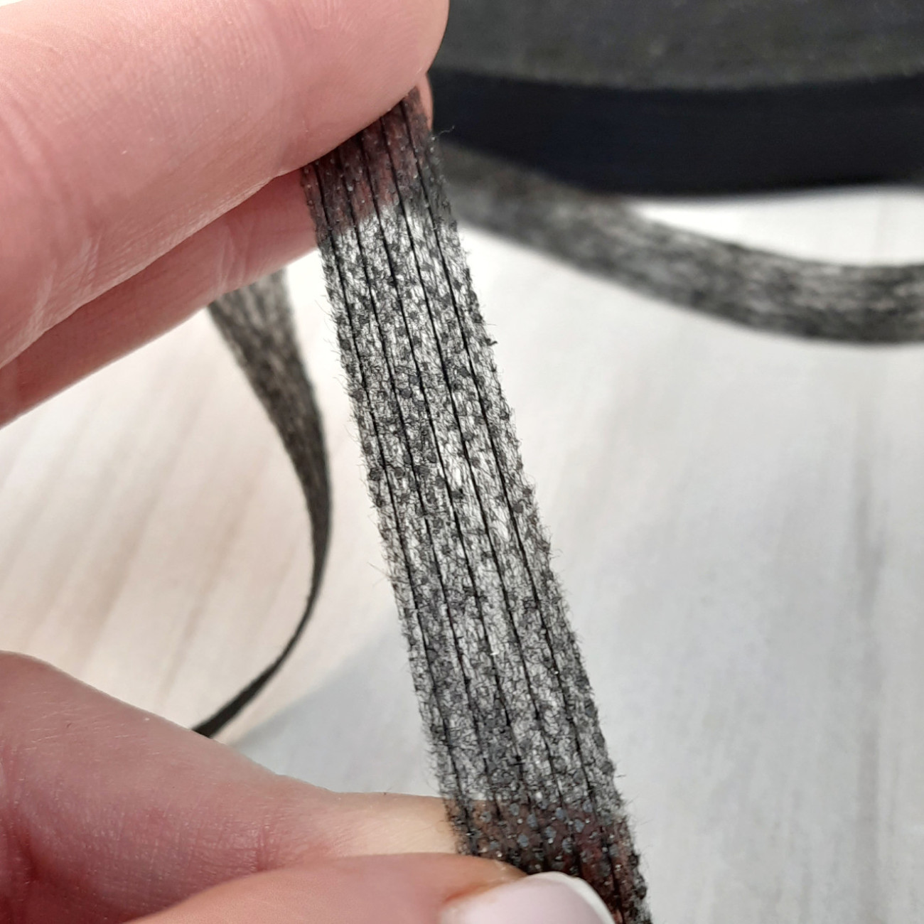 Тасьма ниткопрошивна клейова дольова, 10 мм, чорна ,моток  100м