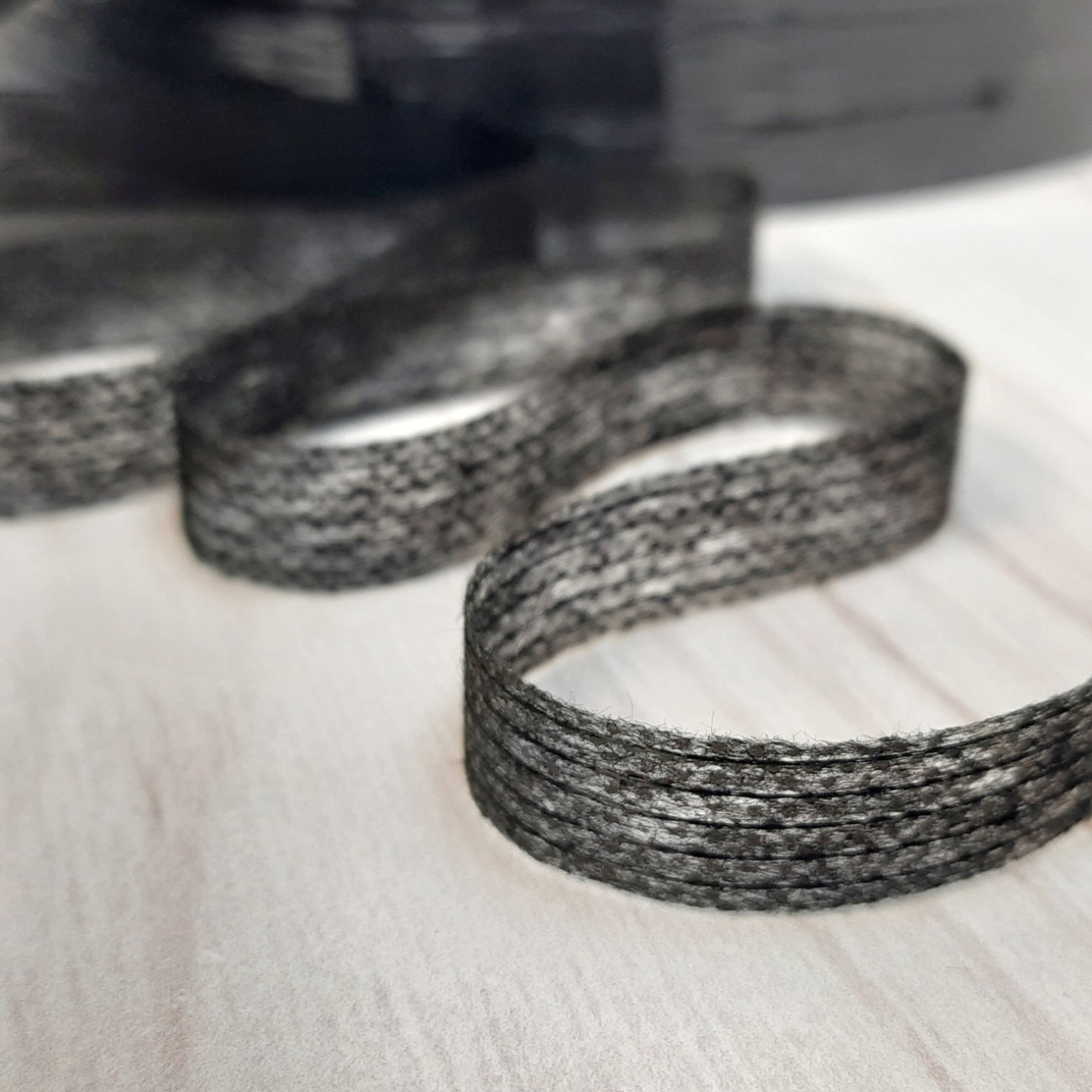 Тасьма ниткопрошивна клейова дольова, 10 мм, чорна ,моток  100м