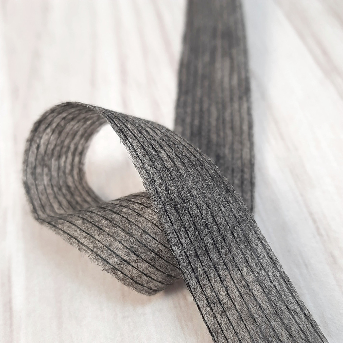 Тасьма ниткопрошивна клейова дольова, 15 мм, сіра ,моток 100м