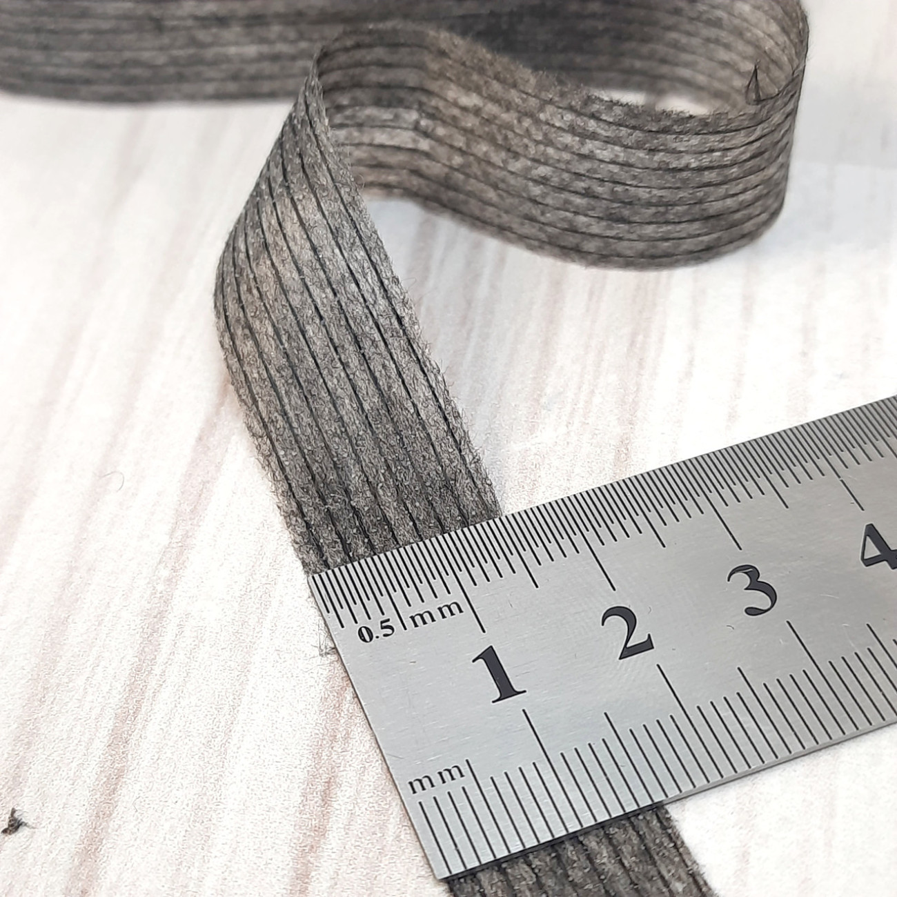 Тасьма ниткопрошивна клейова дольова, 15 мм, сіра ,моток 100м