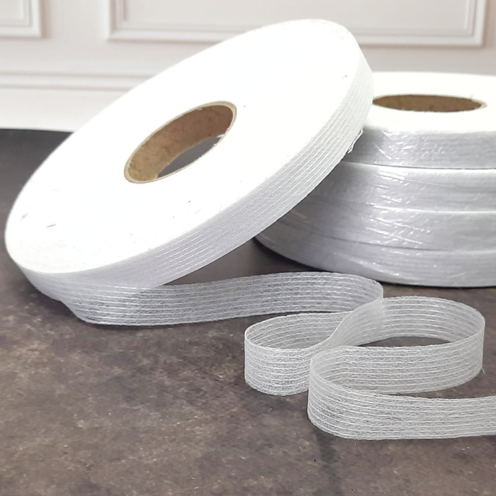 Тасьма ниткопрошивна клейова дольова, 15 мм, біла ,моток 100м