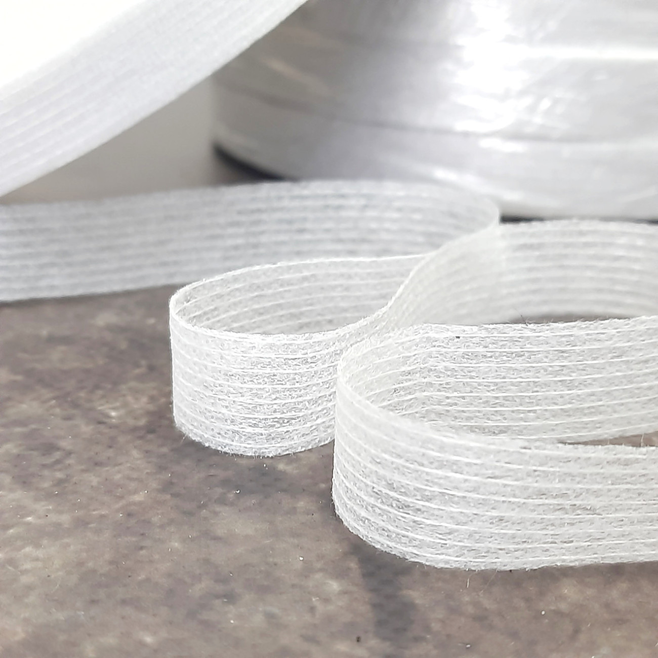 Тасьма ниткопрошивна клейова дольова, 15 мм, біла ,моток 100м