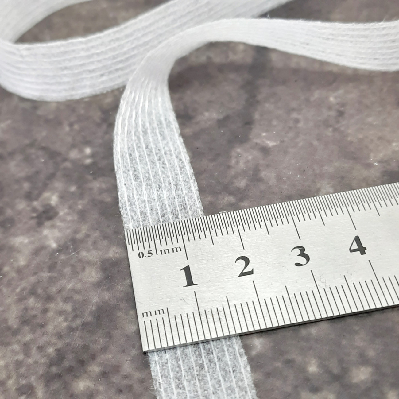 Тасьма ниткопрошивна клейова дольова, 15 мм, біла ,моток 100м