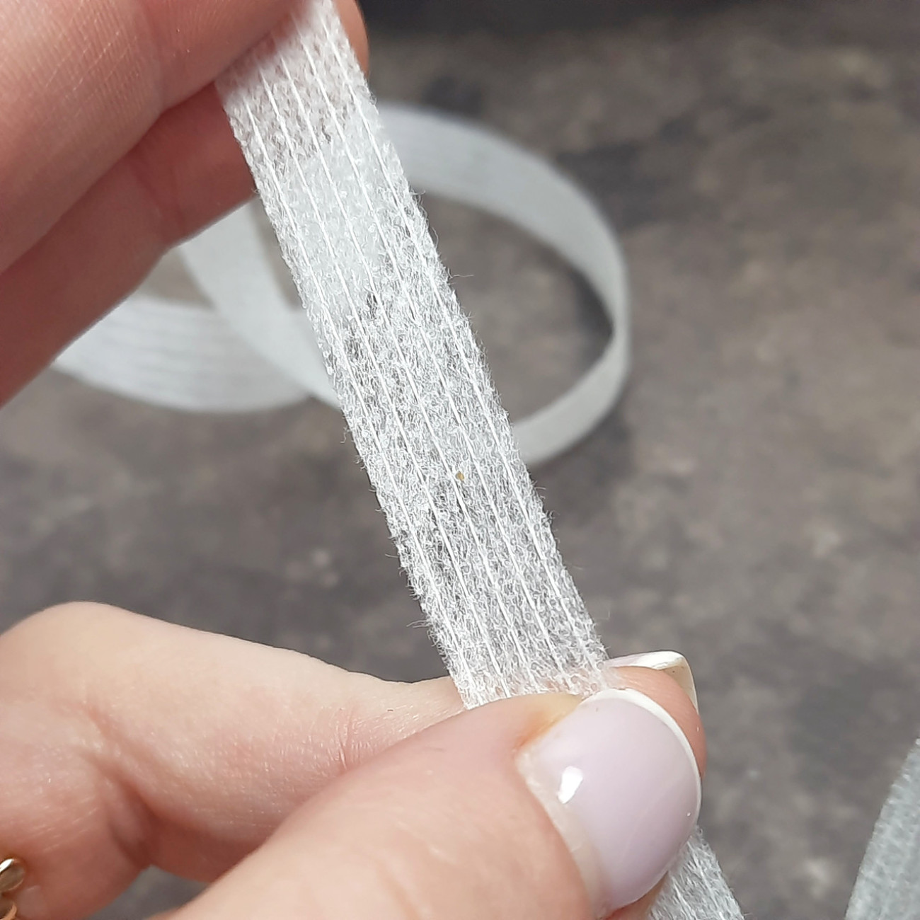 Тасьма ниткопрошивна клейова дольова, 10 мм, біла ,моток 100м