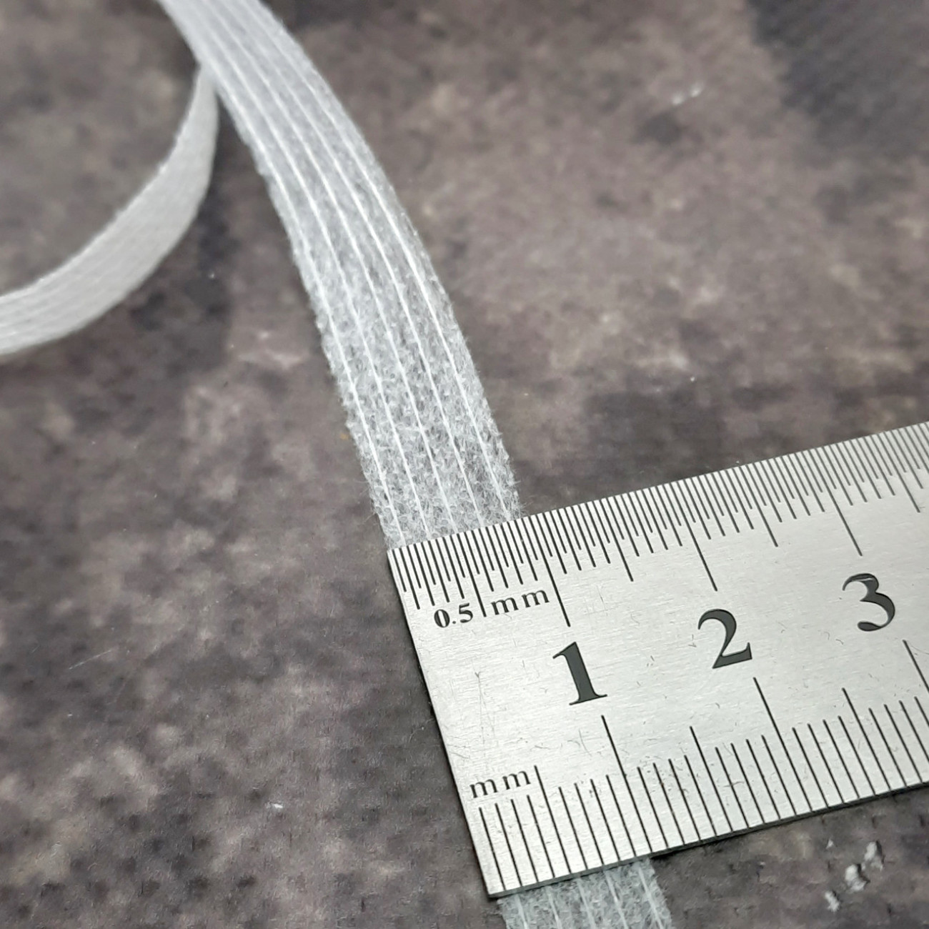 Тасьма ниткопрошивна клейова дольова, 10 мм, біла ,моток 100м