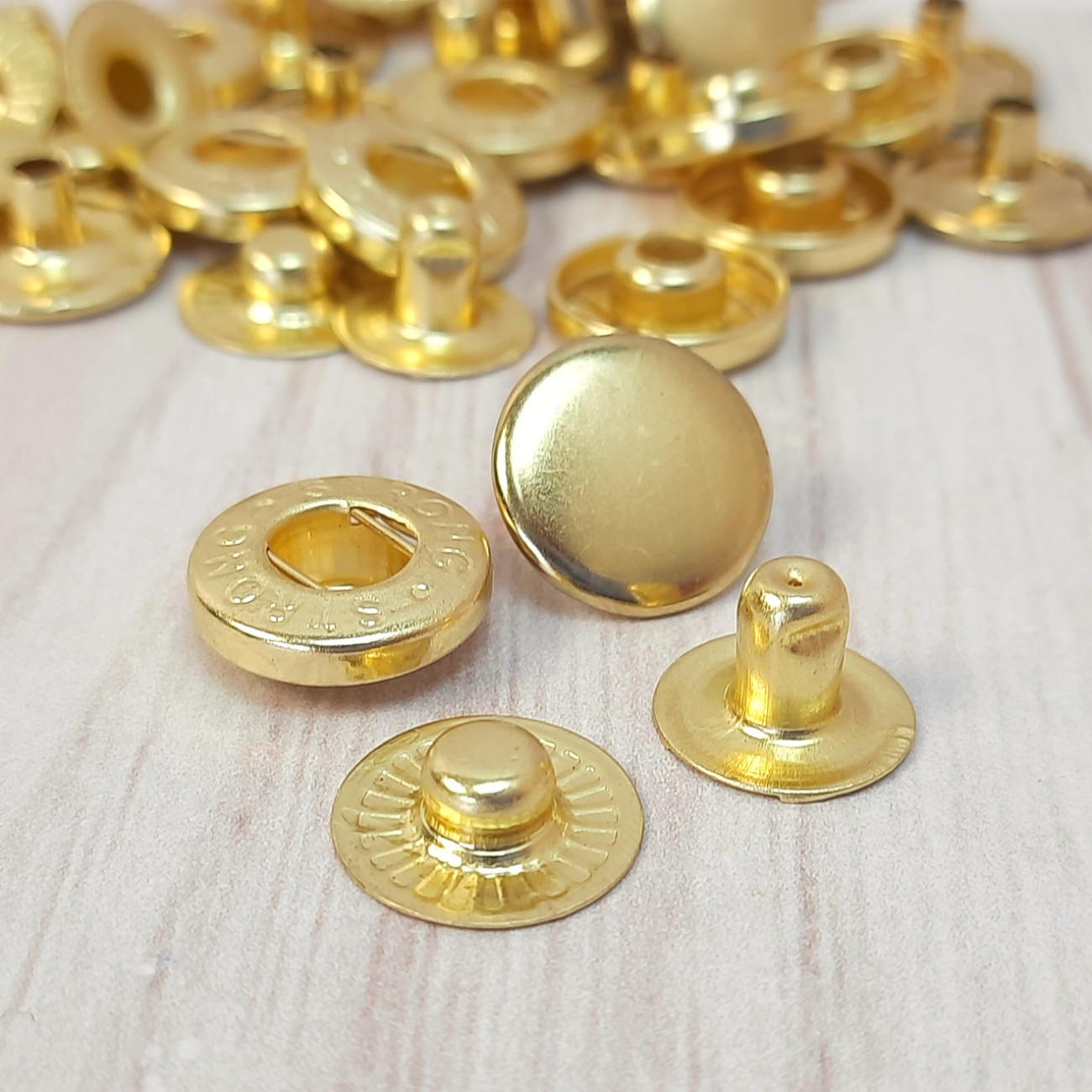 Кнопка Альфа 15мм (золото)