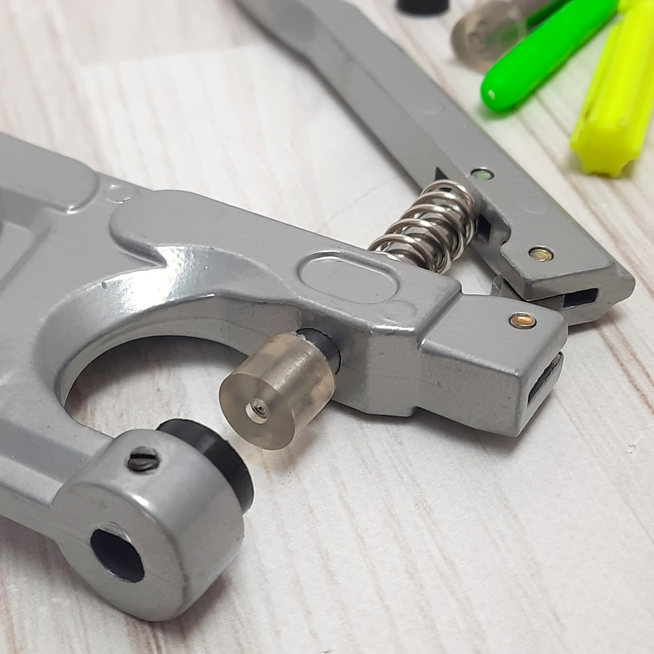 Ручний установник пластикових кнопок з насадками в комплекті