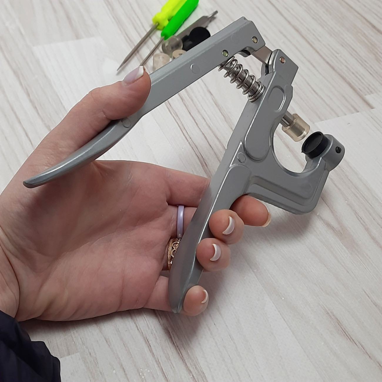 Ручний установник пластикових кнопок з насадками в комплекті