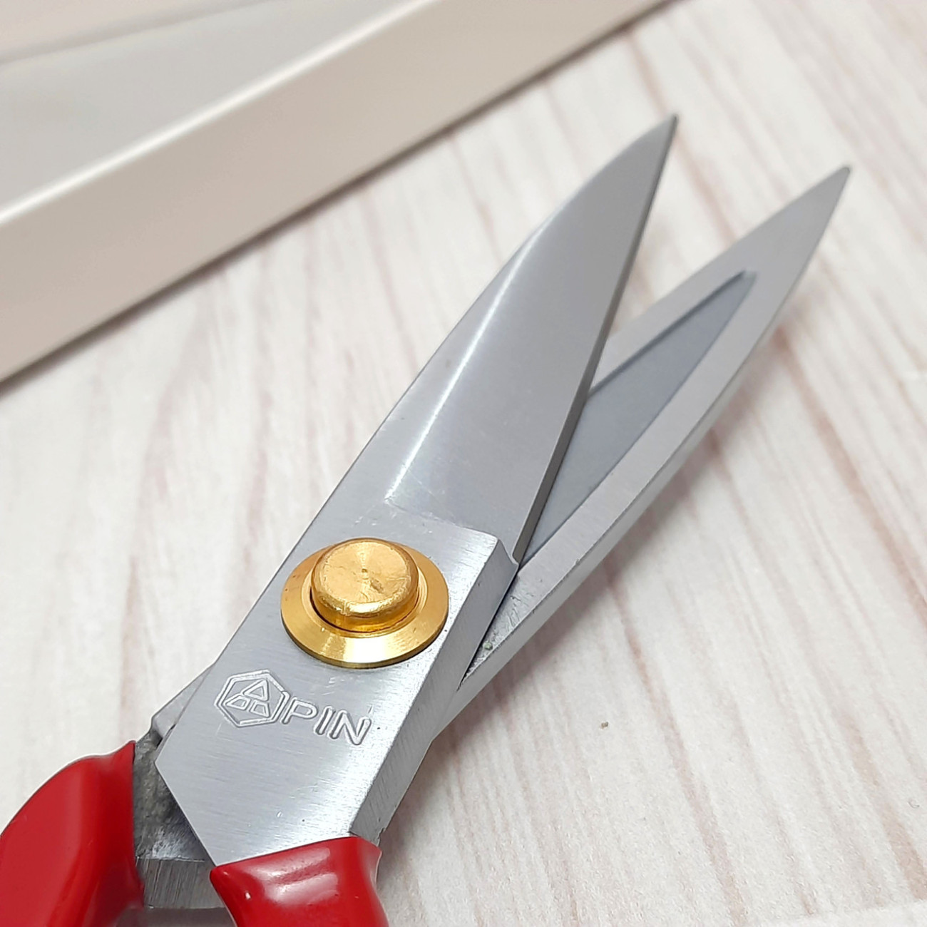 Ножиці кравецькі PIN-1084 (8 дюймів) з червоними ручками