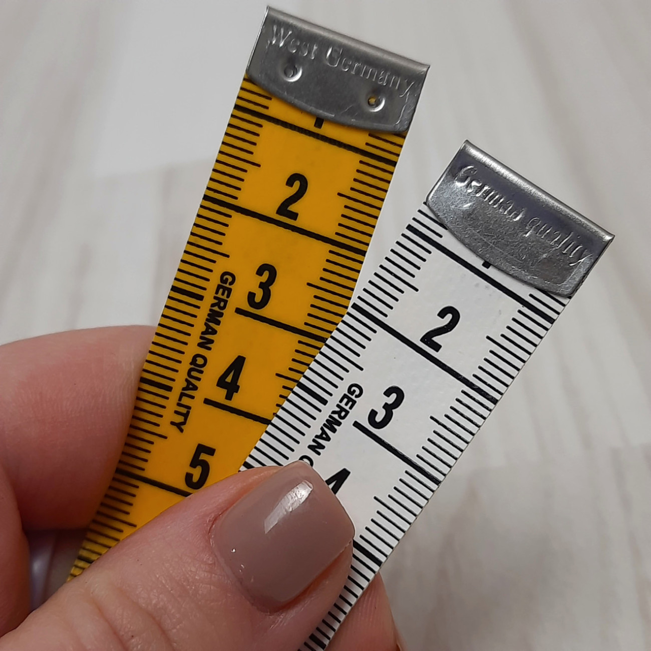 Сантиметрова стрічка жовто-біла з металевими накінечниками