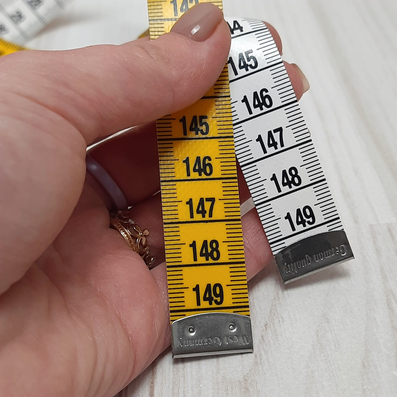 Сантиметрова стрічка жовто-біла з металевими накінечниками