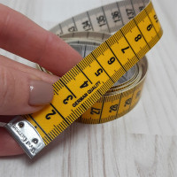 Сантиметрова стрічка жовто-біла з металевими накінечниками