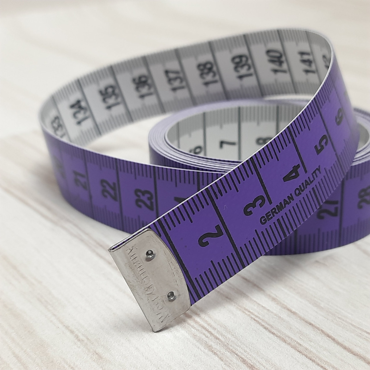 Сантиметрова стрічка фіолетово-біла з металевими накінечниками