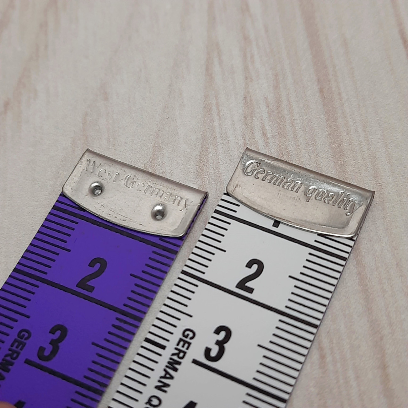 Сантиметрова стрічка фіолетово-біла з металевими накінечниками