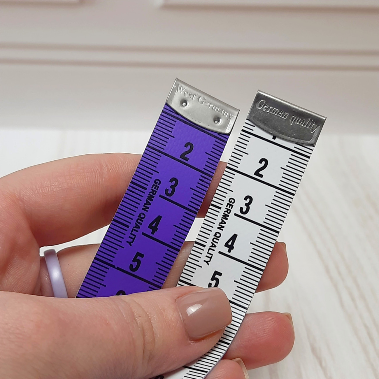 Сантиметрова стрічка фіолетово-біла з металевими накінечниками