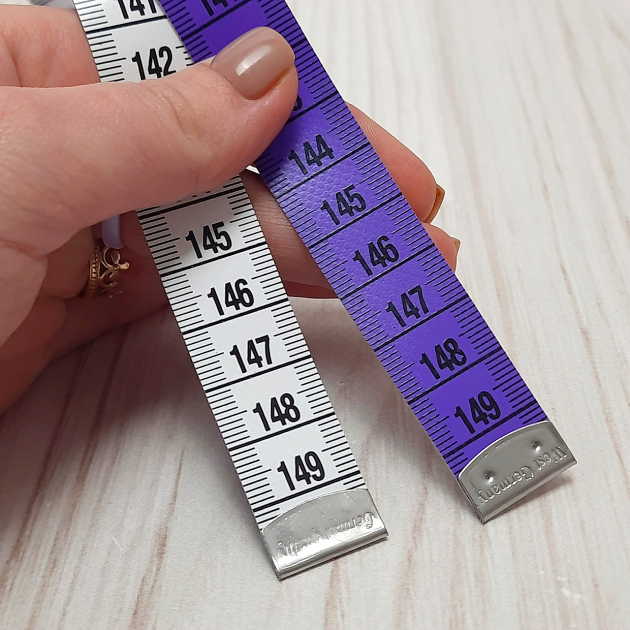 Сантиметрова стрічка фіолетово-біла з металевими накінечниками