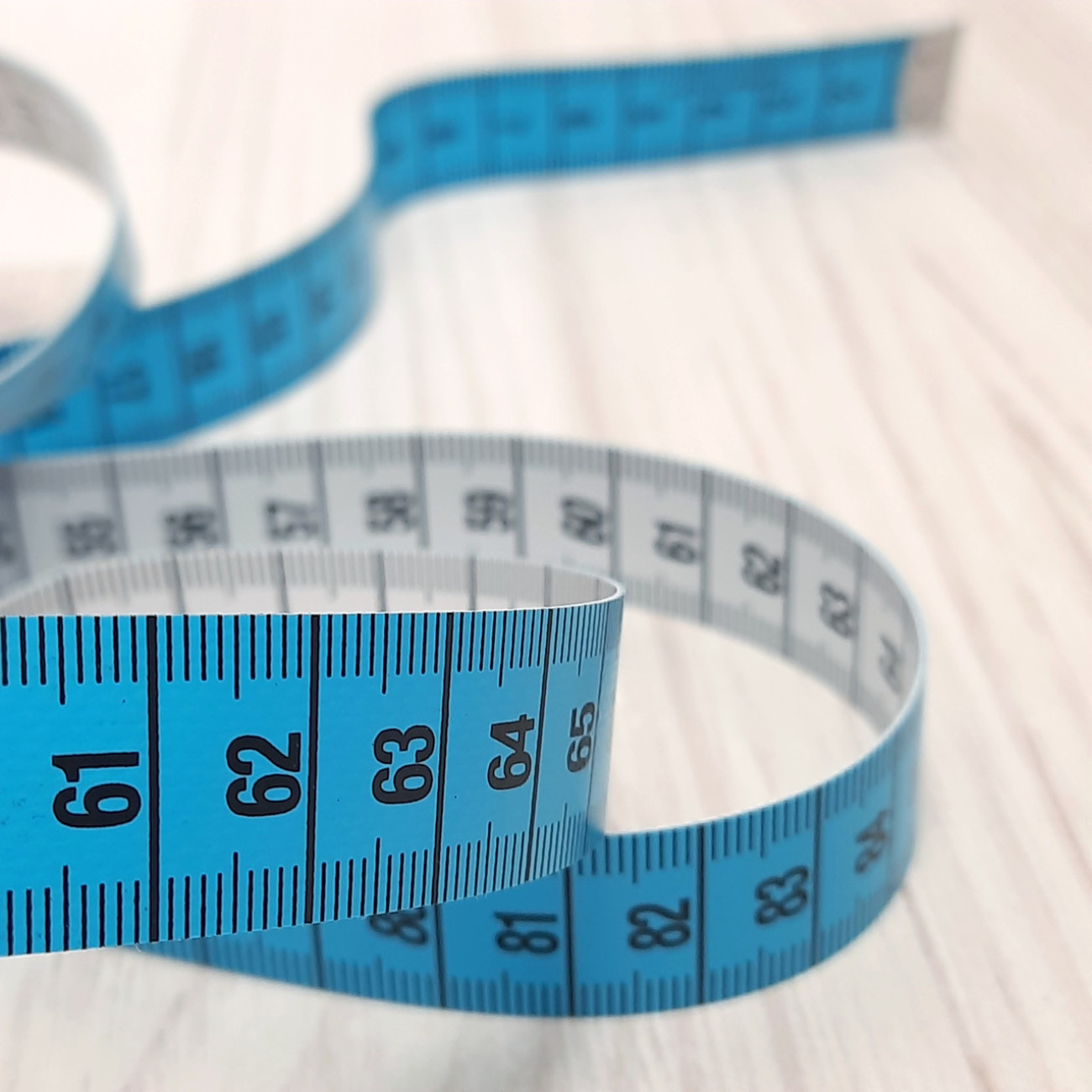 Сантиметрова стрічка блакитно-біла з металевими накінечниками