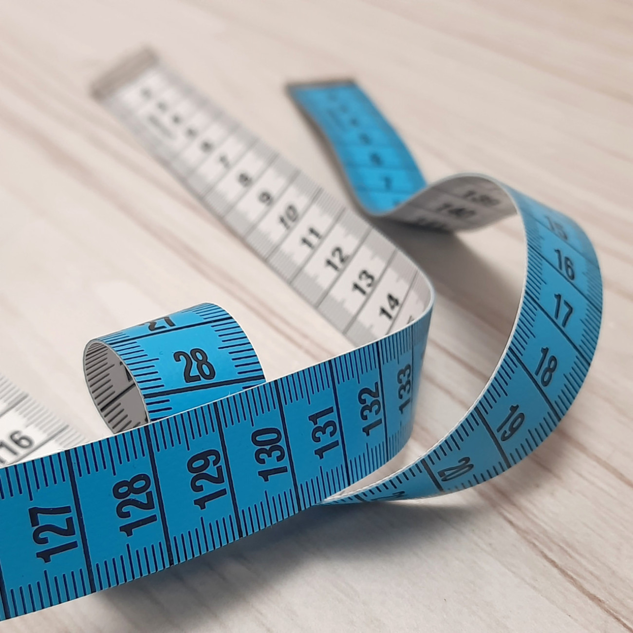 Сантиметрова стрічка блакитно-біла з металевими накінечниками