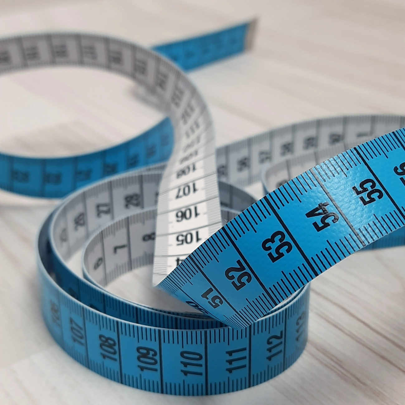 Сантиметрова стрічка блакитно-біла з металевими накінечниками