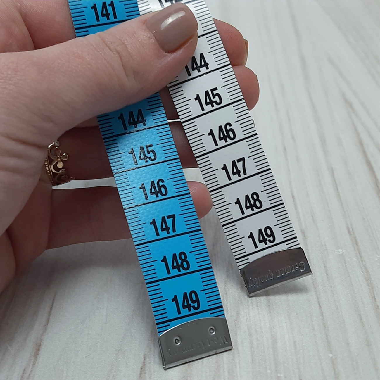 Сантиметрова стрічка блакитно-біла з металевими накінечниками