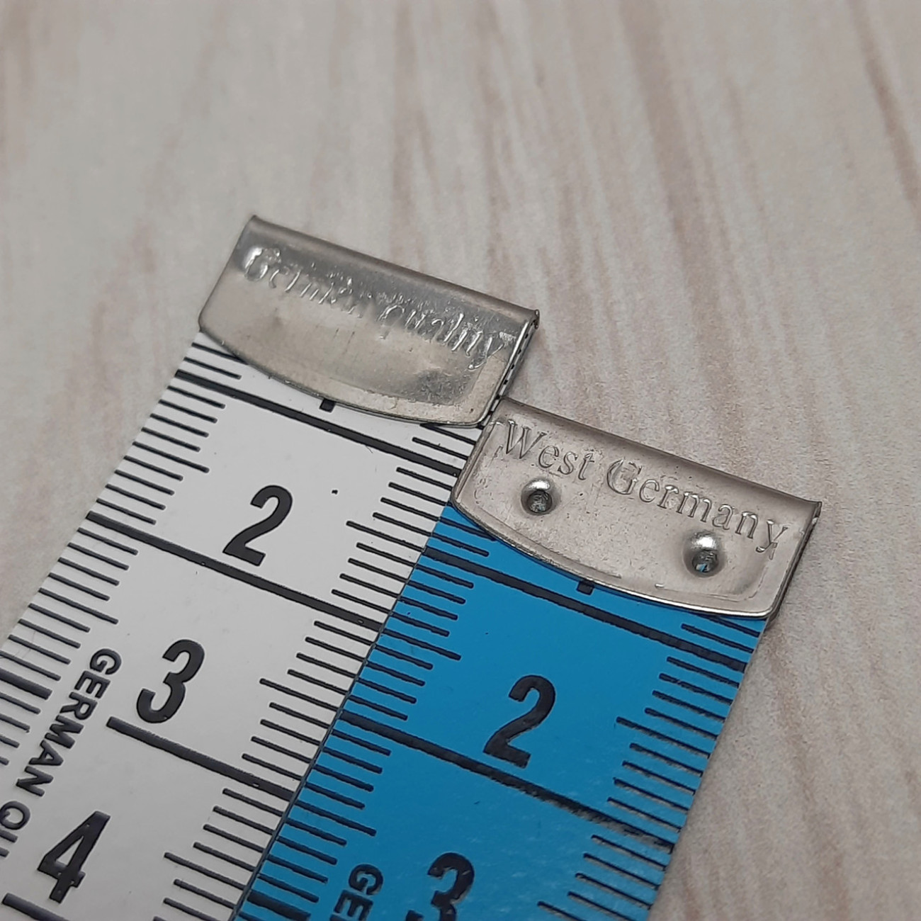 Сантиметрова стрічка блакитно-біла з металевими накінечниками