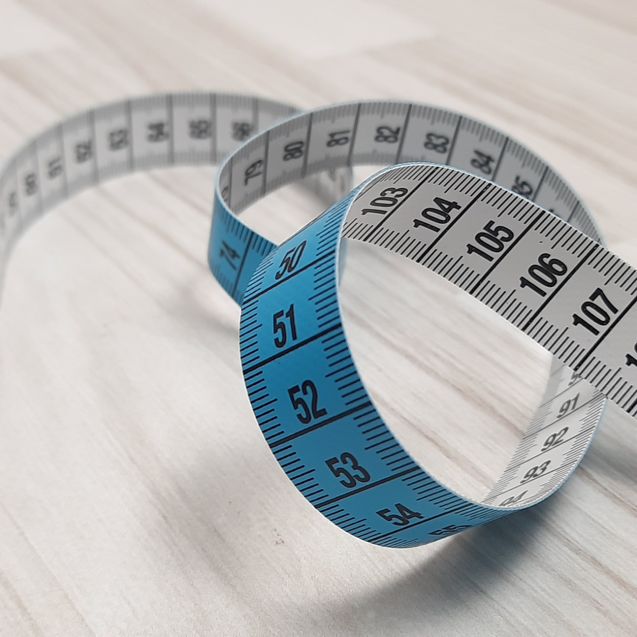 Сантиметрова стрічка блакитно-біла з металевими накінечниками