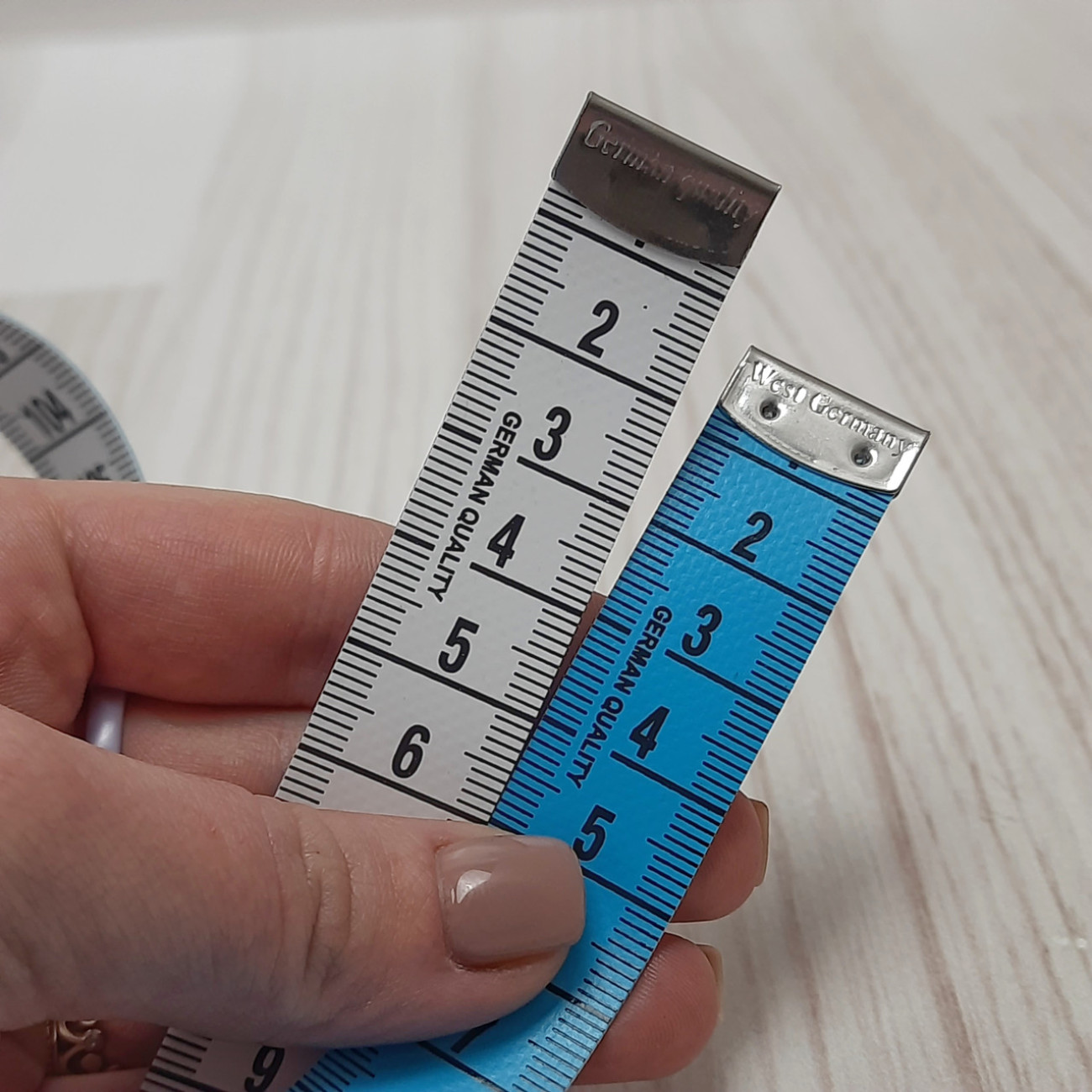 Сантиметрова стрічка блакитно-біла з металевими накінечниками