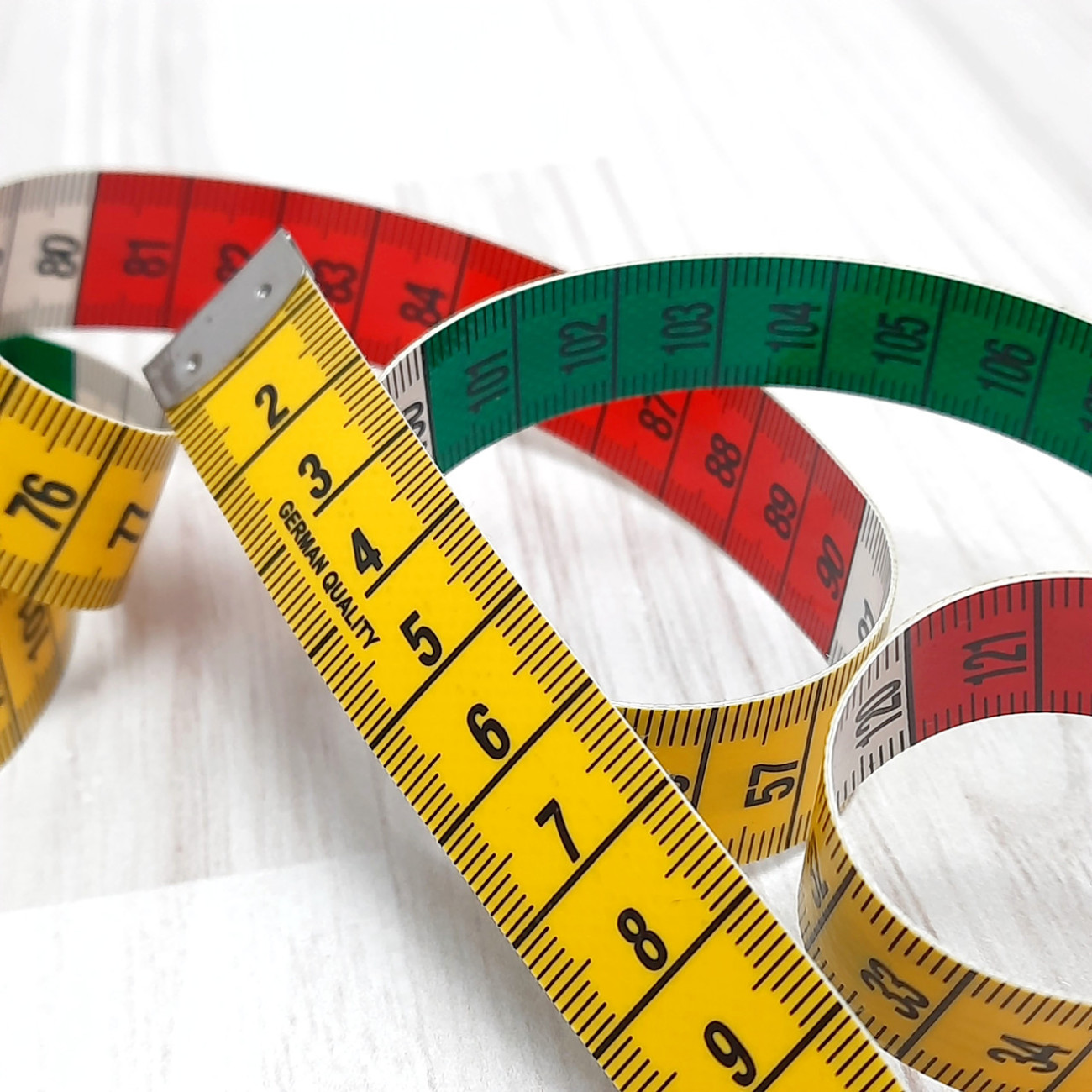 Сантиметрова стрічка трикольорова з металевими накінечниками