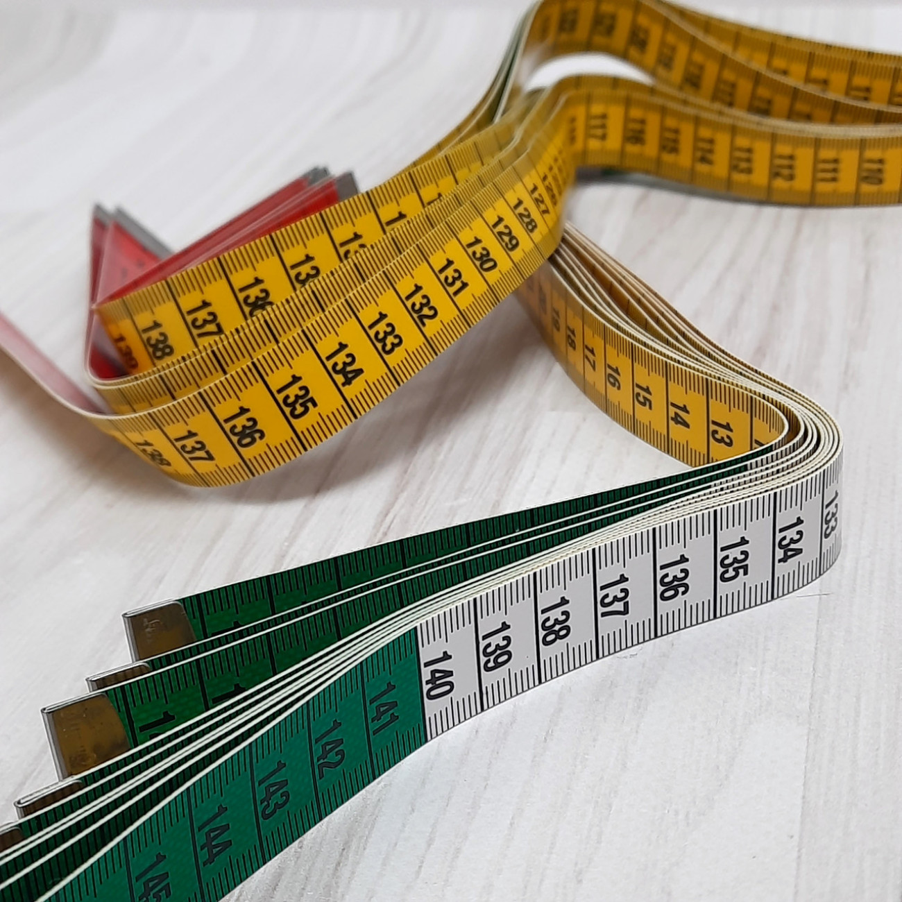 Сантиметрова стрічка трикольорова з металевими накінечниками