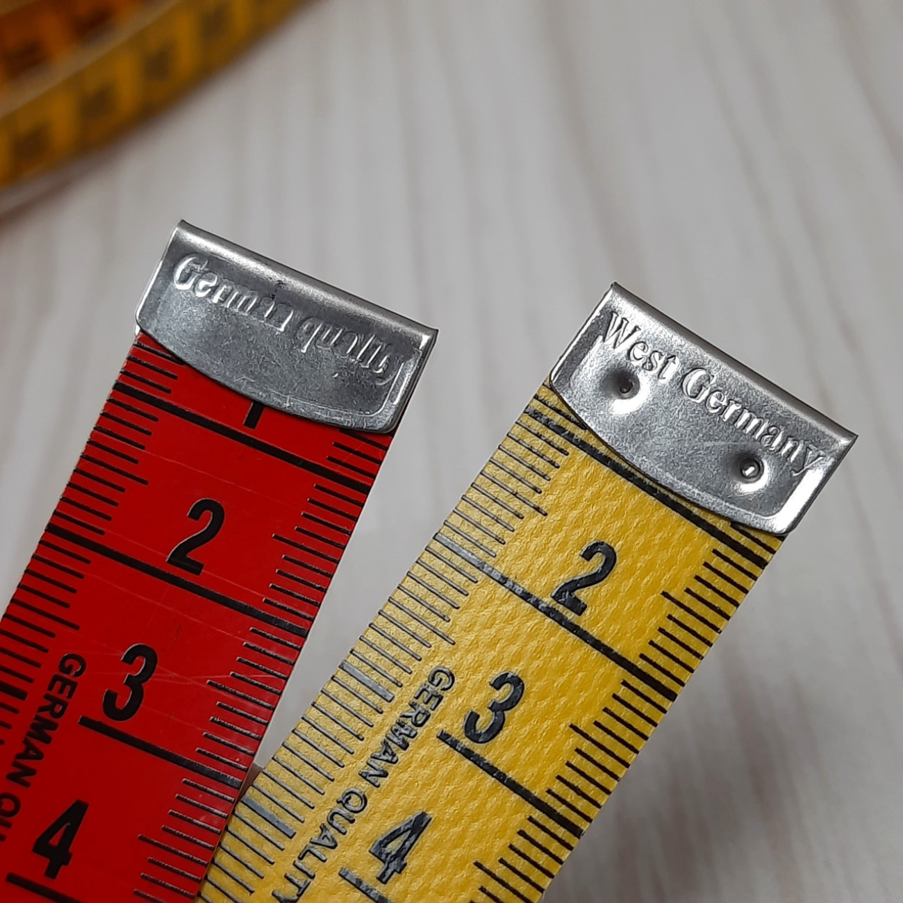 Сантиметрова стрічка трикольорова з металевими накінечниками