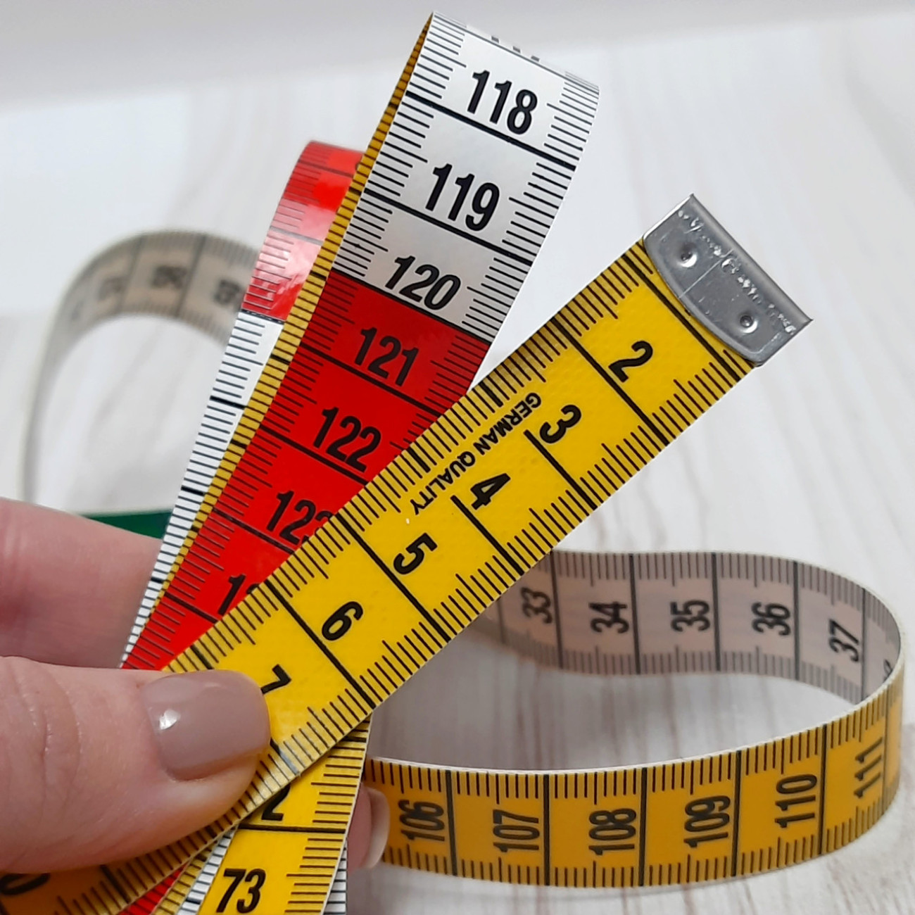 Сантиметрова стрічка трикольорова з металевими накінечниками