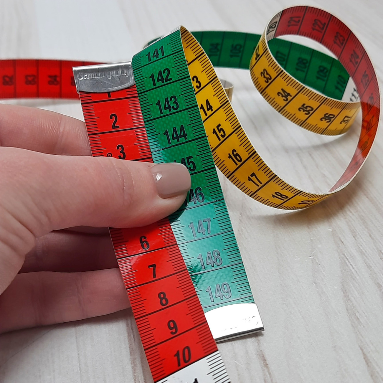 Сантиметрова стрічка трикольорова з металевими накінечниками