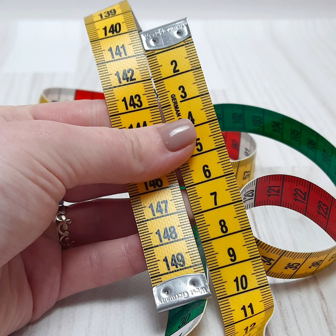 Сантиметрова стрічка трикольорова з металевими накінечниками