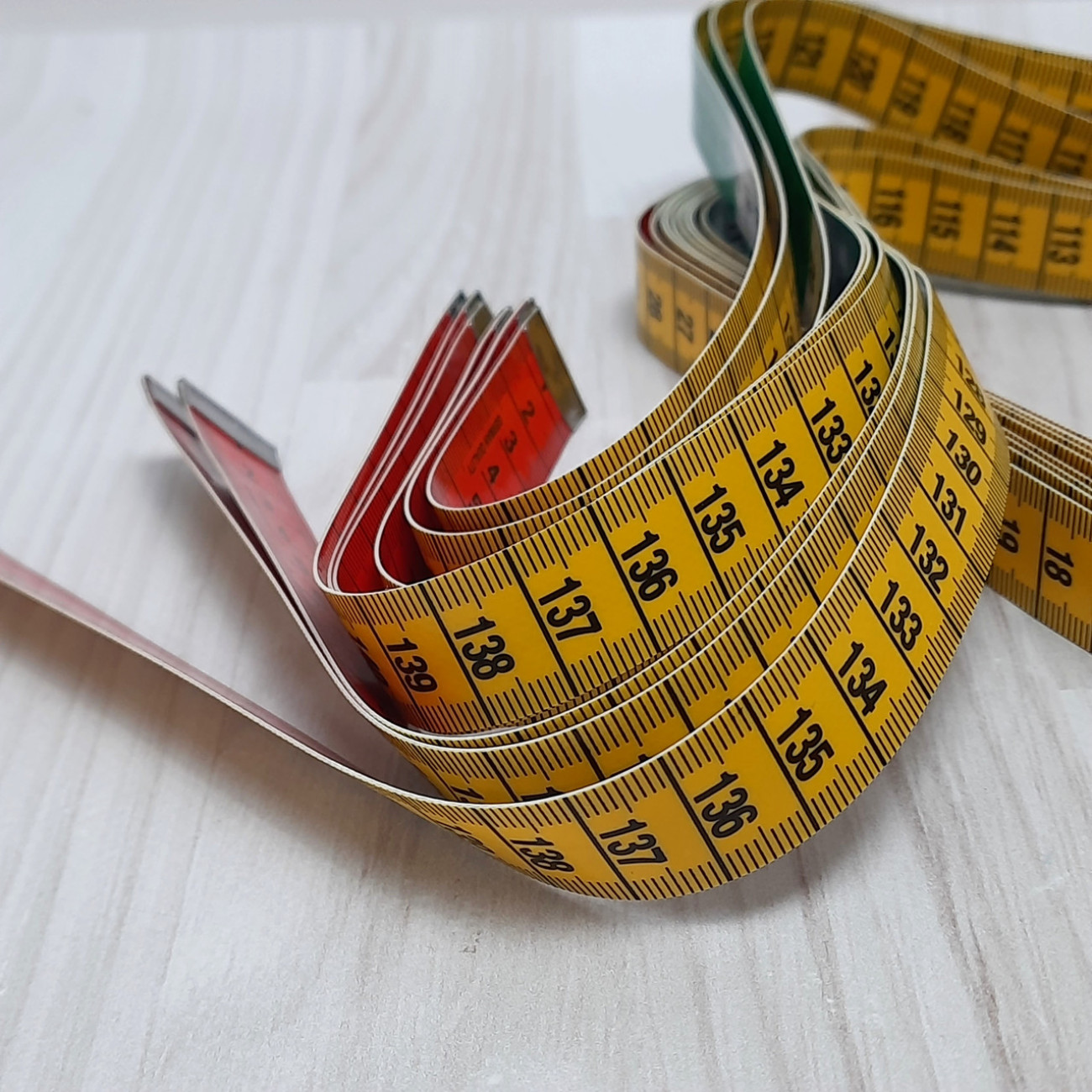 Сантиметрова стрічка трикольорова з металевими накінечниками